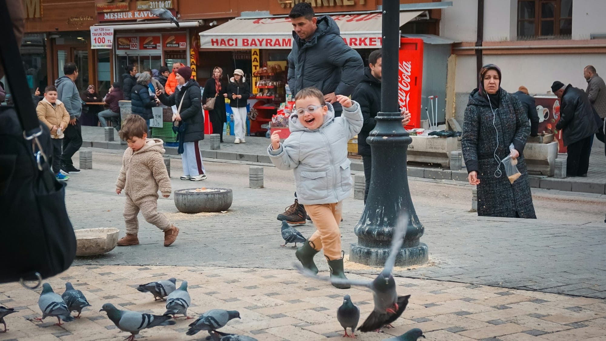 Ankara Hacı Bayram Meydanı'nda güvercin kovalayan çocuklar