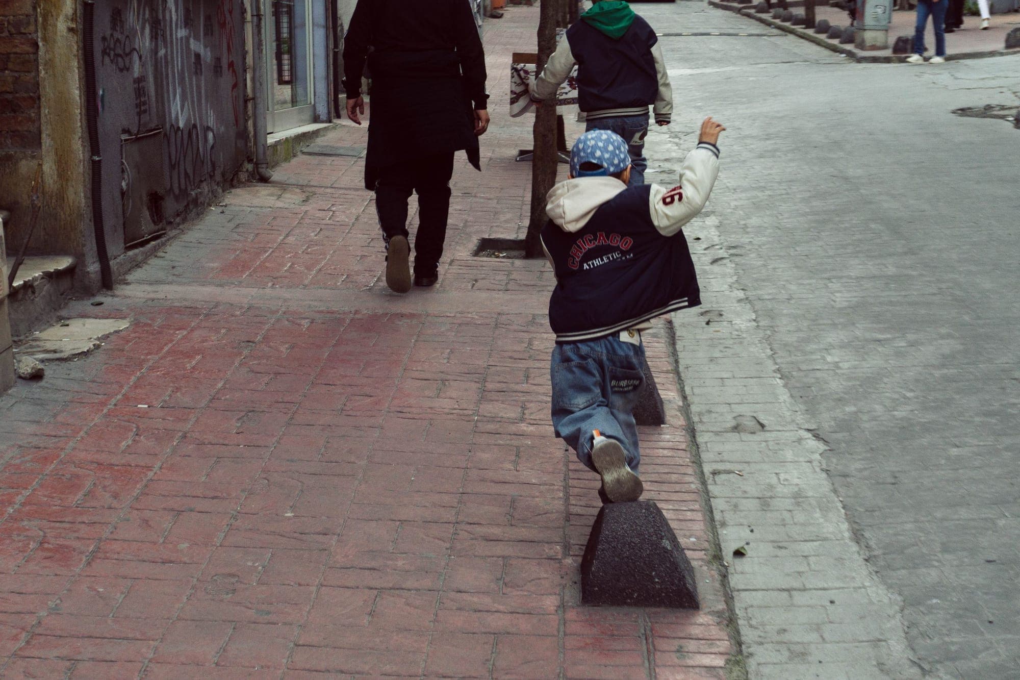 İstanbul'da kaldırımda yürüyen bir anne ve iki çocuk