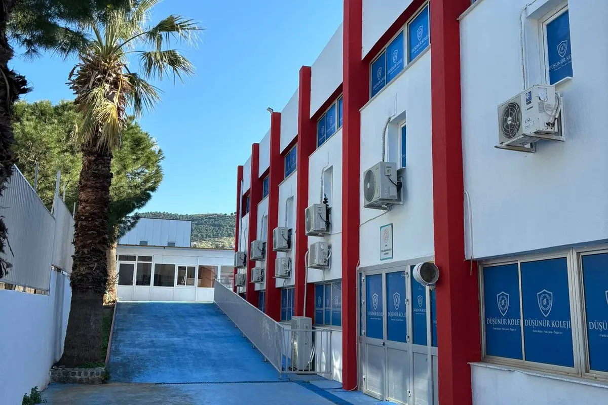 İzmir Düşünür Güzelbahçe Kampüsü dış görünüm