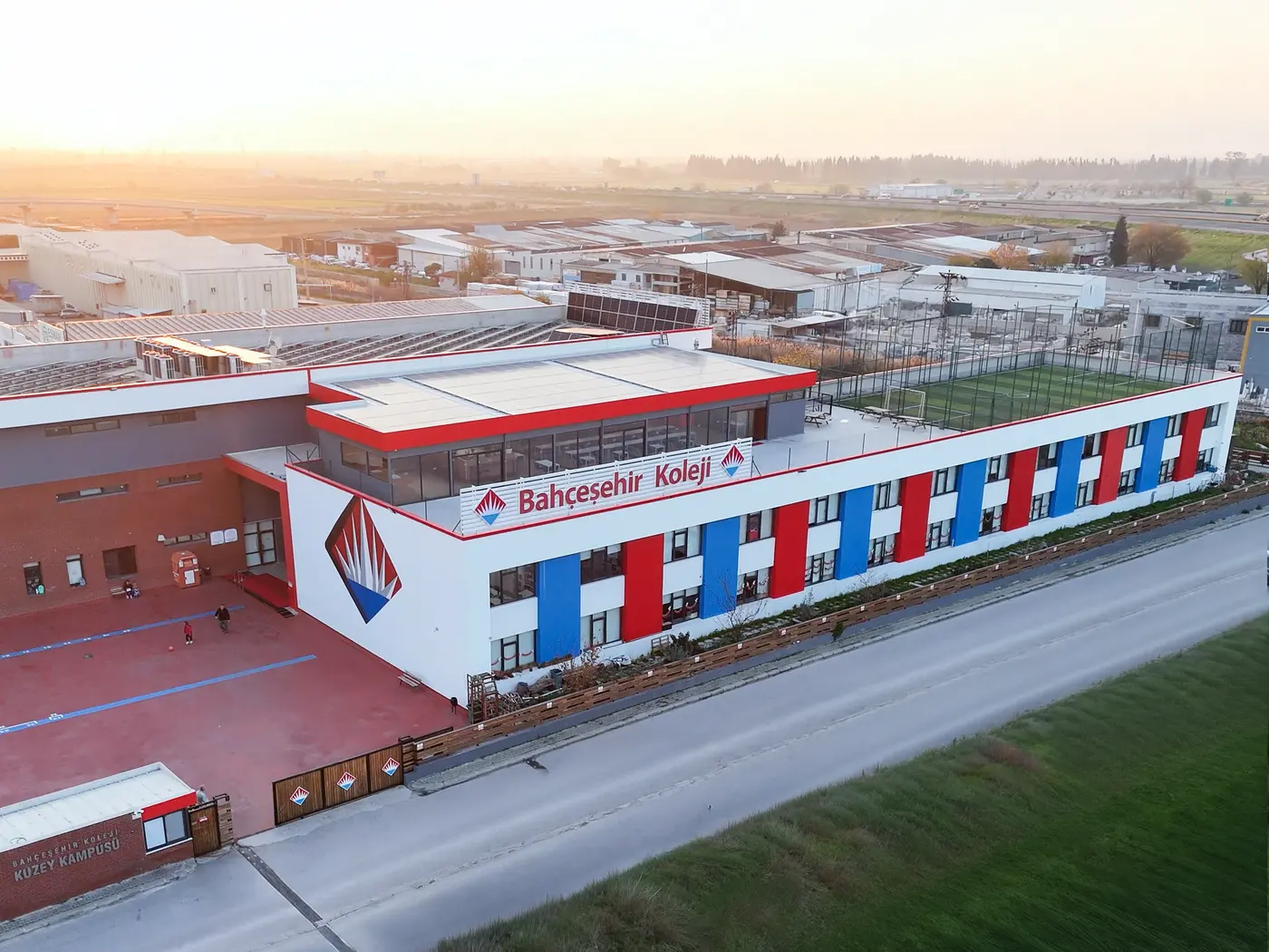Özel Bahçeşehir Koleji İzmir Kuzey Kampüsü Ortaokulu dış görünüm